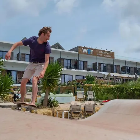 Wot Surf Social אריסרייה